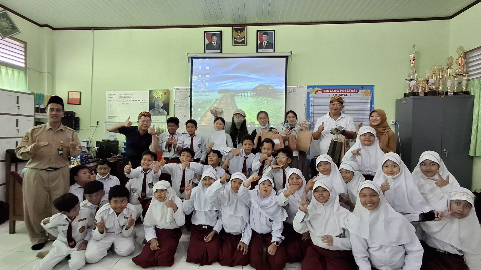 Profesor Jepang dan Taiwan Ajarkan Robotika kepada Siswa SD Muhammadiyah Sapen